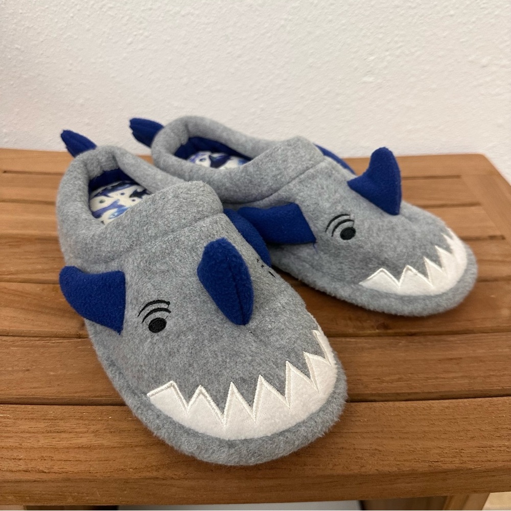Dearfoams Shark Slippers NWOT size 2/3